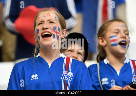 Marseille, Frankreich. 18. Juni 2016. Junge Fans von Island jubeln vor der Gruppe F der Uefa Euro 2016 Fußballspiel im Stade Velodrome in Marseille, Frankreich, 18. Juni 2016. Foto: Federico Gambarini/Dpa/Alamy Live News Stockfoto