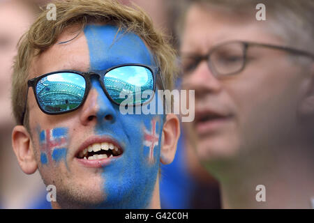 Marseille, Frankreich. 18. Juni 2016. Ein Verfechter von Island sieht auf vor der Gruppe F der Uefa Euro 2016 Fußballspiel im Stade Velodrome in Marseille, Frankreich, 18. Juni 2016. Foto: Federico Gambarini/Dpa/Alamy Live News Stockfoto