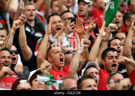 Marseille, Frankreich. 18. Juni 2016. Anhänger der Ungarn jubeln vor der Gruppe F der Uefa Euro 2016 Fußballspiel im Stade Velodrome in Marseille, Frankreich, 18. Juni 2016. Foto: Federico Gambarini/Dpa/Alamy Live News Stockfoto