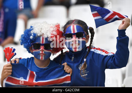 Marseille, Frankreich. 18. Juni 2016. Junge Fans von Island Welle Fahnen vor der Gruppe F der Uefa Euro 2016 Fußballspiel im Stade Velodrome in Marseille, Frankreich, 18. Juni 2016. Foto: Federico Gambarini/Dpa/Alamy Live News Stockfoto