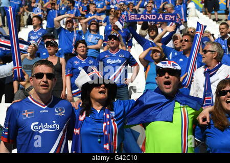 Marseille, Frankreich. 18. Juni 2016. Unterstützer von Island jubeln vor der Gruppe F der Uefa Euro 2016 Fußballspiel im Stade Velodrome in Marseille, Frankreich, 18. Juni 2016. Foto: Federico Gambarini/Dpa/Alamy Live News Stockfoto