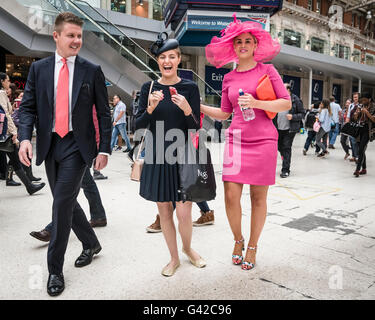 London, UK. 18. Juni 2016. Racegoers in formalen und modische Kleidung treffen sich am Bahnhof Waterloo vor Travellng zum letzten Tag des Royal Ascot Race Meeting. Bildnachweis: John Phillips/Alamy Live-Nachrichten Stockfoto