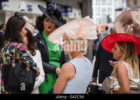 London, UK. 18. Juni 2016. Racegoers in formalen und modische Kleidung treffen an der Waterloo Station vor der Reise zum letzten Tag des Royal Ascot Race Meeting. © Stockfoto