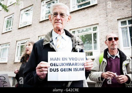 Breda, Niederlande. 18. Juni 2016. Anti-Islam-bewegung Pegida demonstrierte in Breda dieser Samstag. Die Gemeinde hat die Demonstration auf dem Kasteelplein, Edwin Wageveld Pegida Nederland Sprecher sagte zu Omroep Brabant. In dieser Demonstration wurden sie erhoben sich gegen Islamisierung. Verschiedene Organisationen gegen Rassismus und zugunsten der Flüchtlinge auch da versuchten, die Pegida Demonstration zu stoppen fast zwanzig Personen dieser Gruppen wurden von der Polizei rund um den Kasteelplein verhaftet. Credit: Romy Arroyo Fernandez/Alamy leben Nachrichten Stockfoto