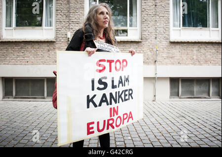 Breda, Niederlande. 18. Juni 2016. Anti-Islam-bewegung Pegida demonstrierte in Breda dieser Samstag. Die Gemeinde hat die Demonstration auf dem Kasteelplein, Edwin Wageveld Pegida Nederland Sprecher sagte zu Omroep Brabant. In dieser Demonstration wurden sie erhoben sich gegen Islamisierung. Verschiedene Organisationen gegen Rassismus und zugunsten der Flüchtlinge auch da versuchten, die Pegida Demonstration zu stoppen fast zwanzig Personen dieser Gruppen wurden von der Polizei rund um den Kasteelplein verhaftet. Credit: Romy Arroyo Fernandez/Alamy leben Nachrichten Stockfoto