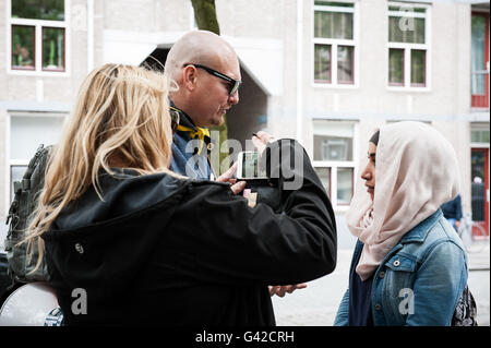 Breda, Niederlande. 18. Juni 2016. Anti-Islam-bewegung Pegida demonstrierte in Breda dieser Samstag. Die Gemeinde hat die Demonstration auf dem Kasteelplein, Edwin Wageveld Pegida Nederland Sprecher sagte zu Omroep Brabant. In dieser Demonstration wurden sie erhoben sich gegen Islamisierung. Verschiedene Organisationen gegen Rassismus und zugunsten der Flüchtlinge auch da versuchten, die Pegida Demonstration zu stoppen fast zwanzig Personen dieser Gruppen wurden von der Polizei rund um den Kasteelplein verhaftet. Credit: Romy Arroyo Fernandez/Alamy leben Nachrichten Stockfoto