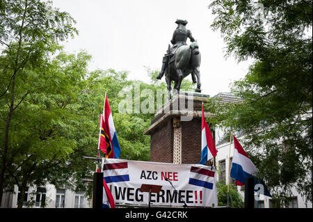 Breda, Niederlande. 18. Juni 2016. Anti-Islam-bewegung Pegida demonstrierte in Breda dieser Samstag. Die Gemeinde hat die Demonstration auf dem Kasteelplein, Edwin Wageveld Pegida Nederland Sprecher sagte zu Omroep Brabant. In dieser Demonstration wurden sie erhoben sich gegen Islamisierung. Verschiedene Organisationen gegen Rassismus und zugunsten der Flüchtlinge auch da versuchten, die Pegida Demonstration zu stoppen fast zwanzig Personen dieser Gruppen wurden von der Polizei rund um den Kasteelplein verhaftet. Credit: Romy Arroyo Fernandez/Alamy leben Nachrichten Stockfoto