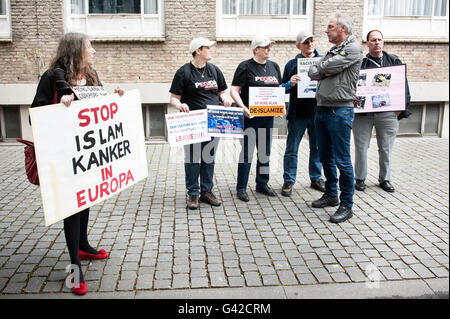 Breda, Niederlande. 18. Juni 2016. Anti-Islam-bewegung Pegida demonstrierte in Breda dieser Samstag. Die Gemeinde hat die Demonstration auf dem Kasteelplein, Edwin Wageveld Pegida Nederland Sprecher sagte zu Omroep Brabant. In dieser Demonstration wurden sie erhoben sich gegen Islamisierung. Verschiedene Organisationen gegen Rassismus und zugunsten der Flüchtlinge auch da versuchten, die Pegida Demonstration zu stoppen fast zwanzig Personen dieser Gruppen wurden von der Polizei rund um den Kasteelplein verhaftet. Credit: Romy Arroyo Fernandez/Alamy leben Nachrichten Stockfoto