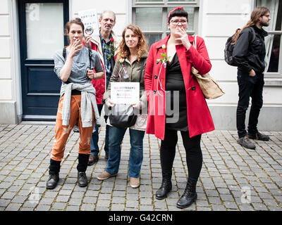 Breda, Niederlande. 18. Juni 2016. Anti-Islam-bewegung Pegida demonstrierte in Breda dieser Samstag. Die Gemeinde hat die Demonstration auf dem Kasteelplein, Edwin Wageveld Pegida Nederland Sprecher sagte zu Omroep Brabant. In dieser Demonstration wurden sie erhoben sich gegen Islamisierung. Verschiedene Organisationen gegen Rassismus und zugunsten der Flüchtlinge auch da versuchten, die Pegida Demonstration zu stoppen fast zwanzig Personen dieser Gruppen wurden von der Polizei rund um den Kasteelplein verhaftet. Credit: Romy Arroyo Fernandez/Alamy leben Nachrichten Stockfoto