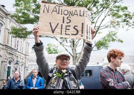 Breda, Niederlande. 18. Juni 2016. Anti-Islam-bewegung Pegida demonstrierte in Breda dieser Samstag. Die Gemeinde hat die Demonstration auf dem Kasteelplein, Edwin Wageveld Pegida Nederland Sprecher sagte zu Omroep Brabant. In dieser Demonstration wurden sie erhoben sich gegen Islamisierung. Verschiedene Organisationen gegen Rassismus und zugunsten der Flüchtlinge auch da versuchten, die Pegida Demonstration zu stoppen fast zwanzig Personen dieser Gruppen wurden von der Polizei rund um den Kasteelplein verhaftet. Credit: Romy Arroyo Fernandez/Alamy leben Nachrichten Stockfoto