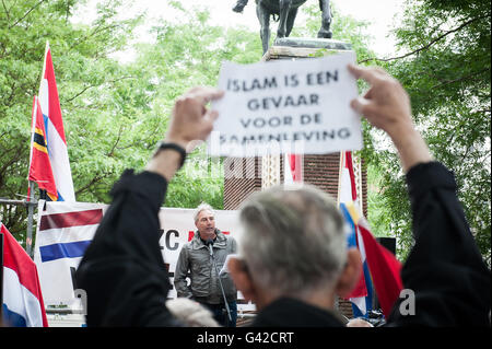 Breda, Niederlande. 18. Juni 2016. Anti-Islam-bewegung Pegida demonstrierte in Breda dieser Samstag. Die Gemeinde hat die Demonstration auf dem Kasteelplein, Edwin Wageveld Pegida Nederland Sprecher sagte zu Omroep Brabant. In dieser Demonstration wurden sie erhoben sich gegen Islamisierung. Verschiedene Organisationen gegen Rassismus und zugunsten der Flüchtlinge auch da versuchten, die Pegida Demonstration zu stoppen fast zwanzig Personen dieser Gruppen wurden von der Polizei rund um den Kasteelplein verhaftet. Credit: Romy Arroyo Fernandez/Alamy leben Nachrichten Stockfoto