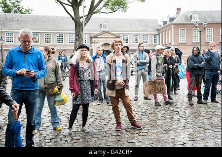 Breda, Niederlande. 18. Juni 2016. Anti-Islam-bewegung Pegida demonstrierte in Breda dieser Samstag. Die Gemeinde hat die Demonstration auf dem Kasteelplein, Edwin Wageveld Pegida Nederland Sprecher sagte zu Omroep Brabant. In dieser Demonstration wurden sie erhoben sich gegen Islamisierung. Verschiedene Organisationen gegen Rassismus und zugunsten der Flüchtlinge auch da versuchten, die Pegida Demonstration zu stoppen fast zwanzig Personen dieser Gruppen wurden von der Polizei rund um den Kasteelplein verhaftet. Credit: Romy Arroyo Fernandez/Alamy leben Nachrichten Stockfoto