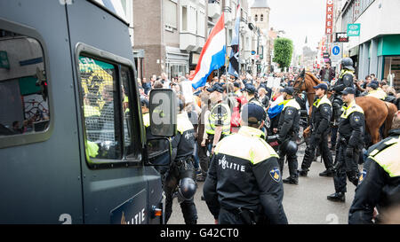 Breda, Niederlande. 18. Juni 2016. Anti-Islam-bewegung Pegida demonstrierte in Breda dieser Samstag. Die Gemeinde hat die Demonstration auf dem Kasteelplein, Edwin Wageveld Pegida Nederland Sprecher sagte zu Omroep Brabant. In dieser Demonstration wurden sie erhoben sich gegen Islamisierung. Verschiedene Organisationen gegen Rassismus und zugunsten der Flüchtlinge auch da versuchten, die Pegida Demonstration zu stoppen fast zwanzig Personen dieser Gruppen wurden von der Polizei rund um den Kasteelplein verhaftet. Credit: Romy Arroyo Fernandez/Alamy leben Nachrichten Stockfoto