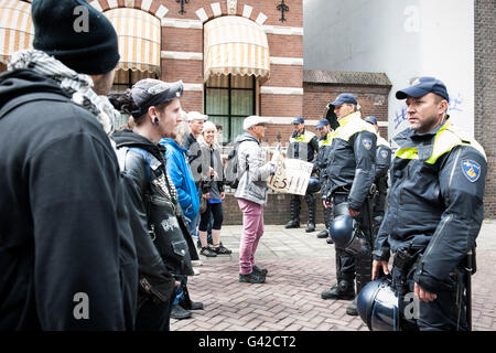 Breda, Niederlande. 18. Juni 2016. Anti-Islam-bewegung Pegida demonstrierte in Breda dieser Samstag. Die Gemeinde hat die Demonstration auf dem Kasteelplein, Edwin Wageveld Pegida Nederland Sprecher sagte zu Omroep Brabant. In dieser Demonstration wurden sie erhoben sich gegen Islamisierung. Verschiedene Organisationen gegen Rassismus und zugunsten der Flüchtlinge auch da versuchten, die Pegida Demonstration zu stoppen fast zwanzig Personen dieser Gruppen wurden von der Polizei rund um den Kasteelplein verhaftet. Credit: Romy Arroyo Fernandez/Alamy leben Nachrichten Stockfoto