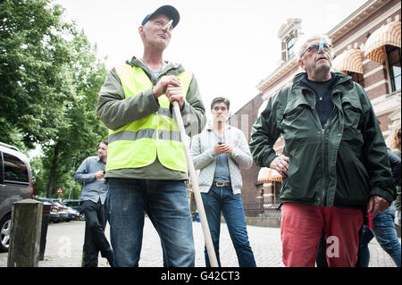 Breda, Niederlande. 18. Juni 2016. Anti-Islam-bewegung Pegida demonstrierte in Breda dieser Samstag. Die Gemeinde hat die Demonstration auf dem Kasteelplein, Edwin Wageveld Pegida Nederland Sprecher sagte zu Omroep Brabant. In dieser Demonstration wurden sie erhoben sich gegen Islamisierung. Verschiedene Organisationen gegen Rassismus und zugunsten der Flüchtlinge auch da versuchten, die Pegida Demonstration zu stoppen fast zwanzig Personen dieser Gruppen wurden von der Polizei rund um den Kasteelplein verhaftet. Credit: Romy Arroyo Fernandez/Alamy leben Nachrichten Stockfoto