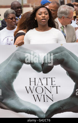 Charleston, USA. 18. Juni 2016. Familienmitglieder der neun Menschen getötet Emanuel AME Church halten einen Marsch auf den Jahrestag der Masse schießen 18. Juni 2016 in Charleston, South Carolina. Neun Mitglieder von den historischen Mutter Emanuel African Methodist Episcopal Church wurden beim Bibelstudium in der Kirche am 17. Juni 2015 niedergeschossen. Bildnachweis: Planetpix/Alamy Live-Nachrichten Stockfoto