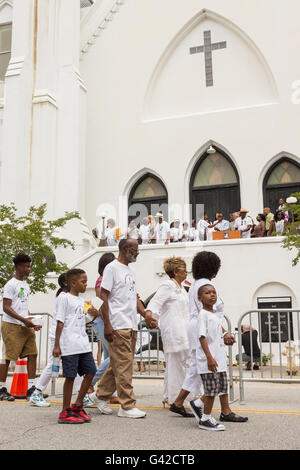 Charleston, USA. 18. Juni 2016. Familienmitglieder der Charleston neun sammeln an der Vorderseite von der Mutter Emanuel African Methodist Episcopal Church eine Gedenkveranstaltung anlässlich der Masse schießen 18. Juni 2016 in Charleston, South Carolina. Neun Mitglieder der Gemeinde wurden während der Bibelarbeit im Inneren der Kirche am 17. Juni 2015 niedergeschossen. Bildnachweis: Planetpix/Alamy Live-Nachrichten Stockfoto