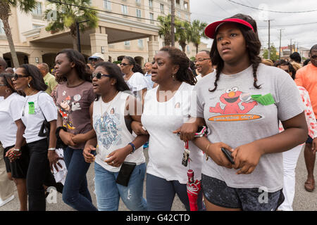 Charleston, USA. 18. Juni 2016. Familienmitglieder der neun Menschen getötet Emanuel AME Church halten einen Marsch auf den Jahrestag der Masse schießen 18. Juni 2016 in Charleston, South Carolina. Neun Mitglieder von den historischen Mutter Emanuel African Methodist Episcopal Church wurden beim Bibelstudium in der Kirche am 17. Juni 2015 niedergeschossen. Bildnachweis: Planetpix/Alamy Live-Nachrichten Stockfoto