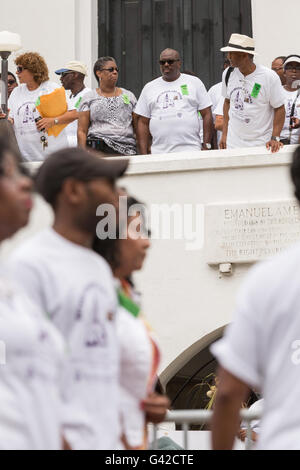 Charleston, USA. 18. Juni 2016. Familienmitglieder der Charleston neun sammeln an der Vorderseite von der Mutter Emanuel African Methodist Episcopal Church eine Gedenkveranstaltung anlässlich der Masse schießen 18. Juni 2016 in Charleston, South Carolina. Neun Mitglieder der Gemeinde wurden während der Bibelarbeit im Inneren der Kirche am 17. Juni 2015 niedergeschossen. Bildnachweis: Planetpix/Alamy Live-Nachrichten Stockfoto