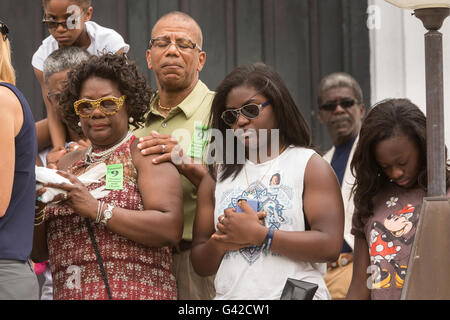 Charleston, USA. 18. Juni 2016. Familienangehörige von Charleston neun bete während einer Trauerfeier an der Mutter Emanuel African Methodist Episcopal Church am Jahrestag der Masse schießen 18. Juni 2016 in Charleston, South Carolina. Neun Mitglieder der Gemeinde wurden während der Bibelarbeit im Inneren der Kirche am 17. Juni 2015 niedergeschossen. Bildnachweis: Planetpix/Alamy Live-Nachrichten Stockfoto