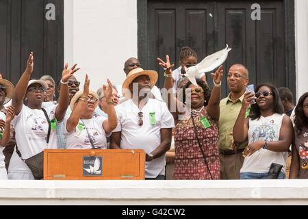 Charleston, USA. 18. Juni 2016. Familienangehörige von Charleston neun loslassen Tauben während einer Trauerfeier an der Mutter Emanuel African Methodist Episcopal Church am Jahrestag der Masse schießen 18. Juni 2016 in Charleston, South Carolina. Neun Mitglieder der Gemeinde wurden während der Bibelarbeit im Inneren der Kirche am 17. Juni 2015 niedergeschossen. Bildnachweis: Planetpix/Alamy Live-Nachrichten Stockfoto