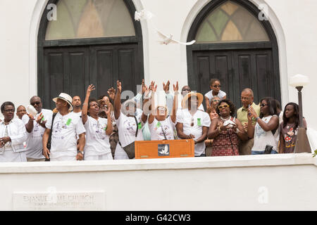 Charleston, USA. 18. Juni 2016. Familienangehörige von Charleston neun loslassen Tauben während einer Trauerfeier an der Mutter Emanuel African Methodist Episcopal Church am Jahrestag der Masse schießen 18. Juni 2016 in Charleston, South Carolina. Neun Mitglieder der Gemeinde wurden während der Bibelarbeit im Inneren der Kirche am 17. Juni 2015 niedergeschossen. Bildnachweis: Planetpix/Alamy Live-Nachrichten Stockfoto