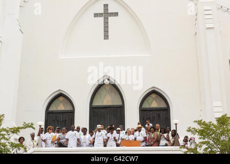 Charleston, USA. 18. Juni 2016. Familienangehörige von Charleston neun bete während einer Trauerfeier an der Mutter Emanuel African Methodist Episcopal Church am Jahrestag der Masse schießen 18. Juni 2016 in Charleston, South Carolina. Neun Mitglieder der Gemeinde wurden während der Bibelarbeit im Inneren der Kirche am 17. Juni 2015 niedergeschossen. Bildnachweis: Planetpix/Alamy Live-Nachrichten Stockfoto