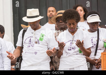 Charleston, USA. 18. Juni 2016. Familienangehörige von Charleston neun bete während einer Trauerfeier an der Mutter Emanuel African Methodist Episcopal Church am Jahrestag der Masse schießen 18. Juni 2016 in Charleston, South Carolina. Neun Mitglieder der Gemeinde wurden während der Bibelarbeit im Inneren der Kirche am 17. Juni 2015 niedergeschossen. Bildnachweis: Planetpix/Alamy Live-Nachrichten Stockfoto