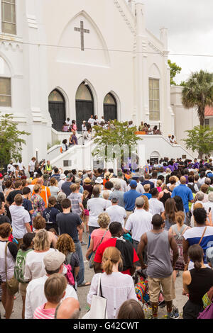 Charleston, USA. 18. Juni 2016. Anwohner sammeln für eine Trauerfeier für den Charleston neun außerhalb an der Mutter Emanuel African Methodist Episcopal Church anlässlich der Masse schießen 18. Juni 2016 in Charleston, South Carolina. Neun Mitglieder der Gemeinde wurden während der Bibelarbeit im Inneren der Kirche am 17. Juni 2015 niedergeschossen. Bildnachweis: Planetpix/Alamy Live-Nachrichten Stockfoto