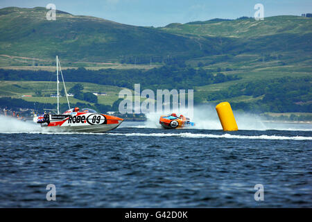 Greenock, Schottland, Vereinigtes Königreich. 18. Juni 2016. Konkurrenten kämpft sie runden eine Markierungsboje in den River Clyde, als Zuschauer am nahe gelegenen Boote "Schottische Grand Prix of the Sea" genießen und sonniges Wetter. Bildnachweis: PictureScotland/Alamy Live-Nachrichten Stockfoto