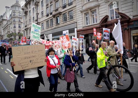 London, UK. 18. Juni 2016. Gehäuse-Aktivisten organisiert von töten Housing Bill Demonstration gegen die Pläne der Regierung die Kräfte Räte, um ihre Häuser verkaufen, lange Begriff Mietverhältnisse zu beenden und Sozialwohnungen für gering bezahlte und gefährdete Personen im Vereinigten Königreich zu bedrohen. Bildnachweis: Denis McWilliams/Alamy Live-Nachrichten Stockfoto