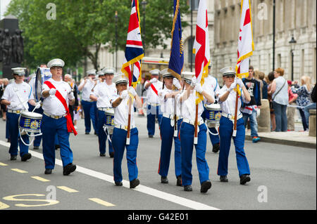 London, England, Vereinigtes Königreich. 18. Juni, Orange Großloge von England Parade (zum 90. Geburtstag der Marke HM die Königin). Die Bands marschierten hinunter Whitehall. Bildnachweis: Andrew Steven Graham/Alamy Live-Nachrichten Stockfoto