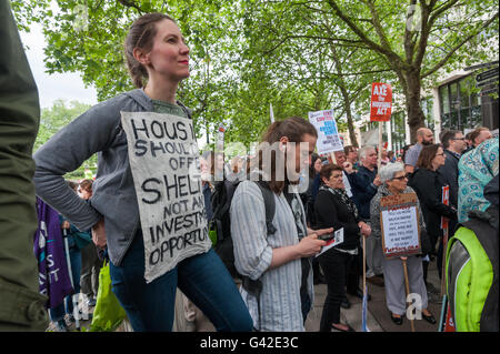 London, UK. 18. Juni 2016. Eine Frau bei der Kundgebung vor der Marsch von Hyde Park Corner Parlament gegen das Housing Act im vergangenen Monat trägt ein Plakat "Gehäuse Schutz sollte keine Investitionsmöglichkeit, bieten" Demonstranten forderten das Gesetz aufgehoben werden, wie es die aktuelle Krise im Wohnungsbau viel schlimmer, viele Mieter Sicherheit entfernen und führen zu den Abriss und Ausverkauf des sozialen Wohnungsbaus. Sie sagen, dass Räte verweigern sollte, implementieren und rufen Menschen zusammenstehen zu boykottieren die Zahlen Kurtaxe, Zwangsräumungen zu widerstehen und Regeneration und Immobilien Abrisse zu blockieren. Nach sp Stockfoto