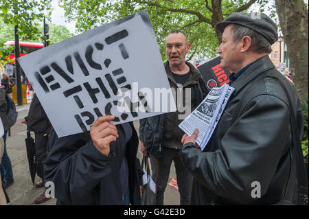 London, UK. 18. Juni 2016. Ein Demonstrant hält ein Plakat "Evict Reich" bei der Rallye vor der Marsch von Hyde Park Corner Parlament gegen das Housing Act letzten Monat vergangen. Demonstranten forderten das Gesetz aufgehoben werden, wie es die aktuelle Krise im Wohnungsbau viel schlimmer, viele Mieter Sicherheit entfernen und führen zu den Abriss und Ausverkauf des sozialen Wohnungsbaus. Sie sagen, dass Räte verweigern sollte, implementieren und rufen Menschen zusammenstehen zu boykottieren die Zahlen Kurtaxe, Zwangsräumungen zu widerstehen und Regeneration und Immobilien Abrisse zu blockieren. Nach Ansprachen am Hyde Park Corner, den Marsch Stockfoto