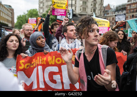 London, UK. 18. Juni 2016. Aktivisten aus dem Konvoi nach Calais, einen Konvoi von über 200 Fahrzeugen, die humanitären Hilfe für Flüchtlinge in die Flüchtlingslager in Calais, protestieren vor der französischen Botschaft nach wird die Einreise nach Frankreich von französischen Behörden verweigert. Bildnachweis: Mark Kerrison/Alamy Live-Nachrichten Stockfoto