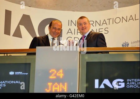 Antonio Velasquez (links), Vorsitzender der International Airlines Group (IAG), und Willie Walsh (rechts), Vorstandsvorsitzender der International Airlines Group, an der Londoner Börse zum ersten Handelstag des Unternehmens. Stockfoto