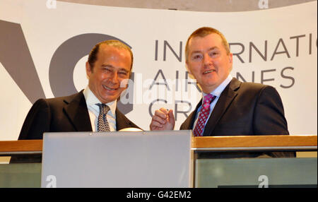 Antonio Velasquez (links), Vorsitzender der International Airlines Group (IAG), und Willie Walsh (rechts), Vorstandsvorsitzender der International Airlines Group, an der Londoner Börse zum ersten Handelstag des Unternehmens. Stockfoto