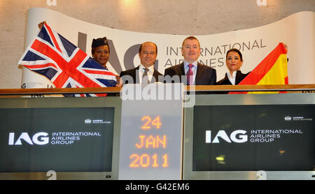 Antonio Velasquez, Vorsitzender der International Airlines Group (IAG) (2. Links) und Willie Walsh, CEO der International Airlines Group (2. Rechts), an der Londoner Börse zum ersten Handelstag des Unternehmens. Stockfoto