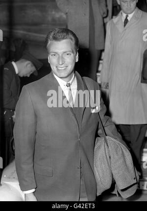 Musik - Pop - Frank Ifield - Flughafen London. Der in Großbritannien geborene australische Sänger Frank Ifield kommt am Flughafen London an. Stockfoto