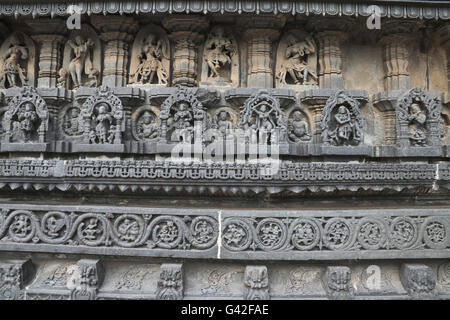 Dekorative Friese mit Gottheiten, Tänzer und andere Figuren, chennakeshava Tempel. belur, Karnataka, Indien Stockfoto