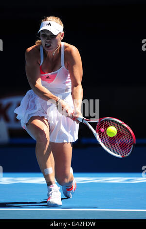 Tennis - 2011 Australian Open - Tag 7 - Melbourne Park. Die dänische Caroline Wozniacki im Kampf gegen die lettische Anastasija Sevastova Stockfoto