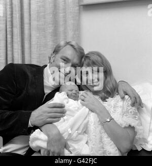 Der in England geborene australische Sänger Frank Ifield und seine Frau, die ehemalige Tänzerin Gillian, werden mit ihrem 6ib 12 oz Sohn in einem Londoner Pflegeheim gesehen. Stockfoto