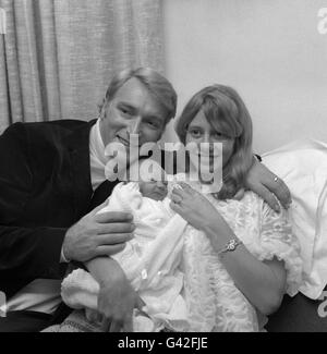 Der in England geborene australische Sänger Frank Ifield und seine Frau, die ehemalige Tänzerin Gillian, werden mit ihrem 6ib 12 oz Sohn in einem Londoner Pflegeheim gesehen. Stockfoto