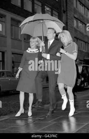 Der gebürtige Engländer Frank Ifield wird in seinem ersten Film 'U sprang ein Swagman' mit den Co-Stars Annette Andre (links) und Suzy Kendall mitspielen. Stockfoto