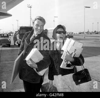 Musik - Pop - Shirley Bassey und Frank Ifield - London Flughafen Stockfoto