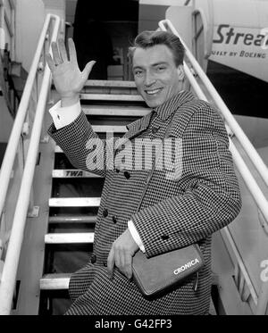 Der australische Sänger Frank Ifield verließ den Flughafen London nach Baden-Baden, um von seinen Songs, die unter den Top Ten liegen, auf Deutsch aufzunehmen. Stockfoto