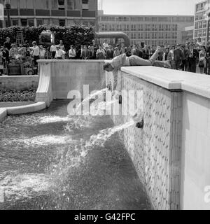 Der australische Sänger Frank Ifield vor Ort in den St. Paul's Gardens Fountains in der City of London. Er dreht Szenen für seinen ersten Film, 'Up Jumps a Swagman'. Stockfoto