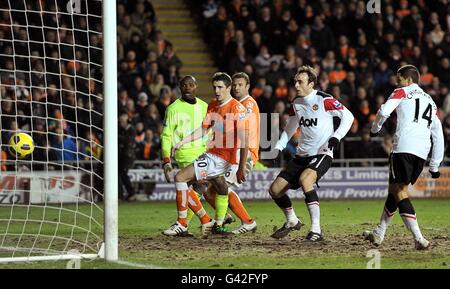 Fußball - Barclays Premier League - Blackpool / Manchester United - Bloomfield Road. Dimitar Berbatov von Manchester United erzielt das erste Tor seines Spielers Stockfoto