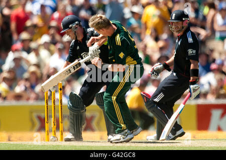 Der Engländer Jonathan Trott verwechselt sich mit dem Australier Brett Lee, der es vermeidet, während der Fourth One Day International im Adelaide Oval in Adelaide, Australien, aus dem Rennen zu gehen. Stockfoto