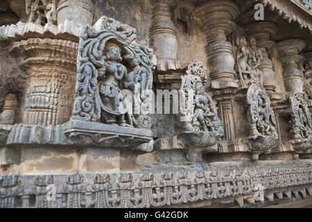 Dekorative Friese mit Gottheiten, Tänzer und andere Abbildungen, Chennakeshava-Tempel. Belur, Karnataka, Indien. Stockfoto